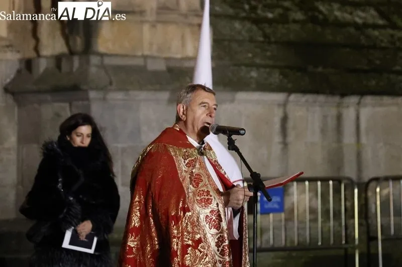Oración del Silencio antes de la salida en procesión del Cristo Yacente de la Misericordia y de la Agonía Redentora. Fotos: David Sañudo