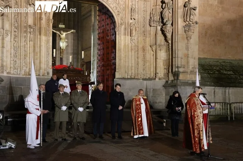 Oración del Silencio antes de la salida en procesión del Cristo Yacente de la Misericordia y de la Agonía Redentora. Fotos: David Sañudo