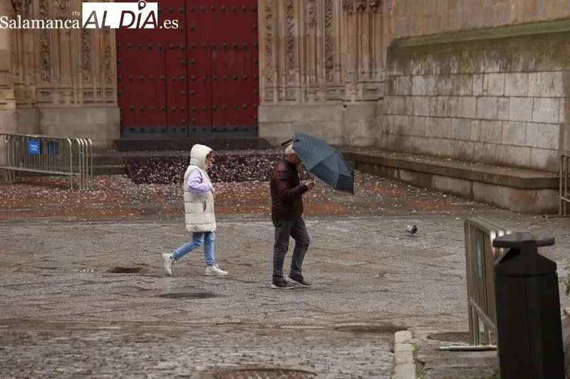 Ambiente en el centro de Salamanca en esta mañana de domingo. Fotos: David Sañudo