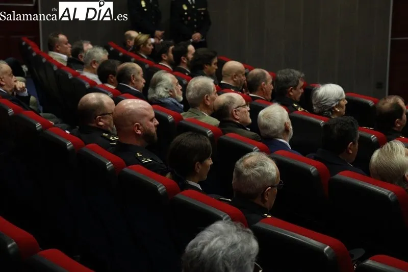 Emotiva reconocimiento para los policías jubilados y honorarios de Salamanca | FOTOS: Raúl Riego 