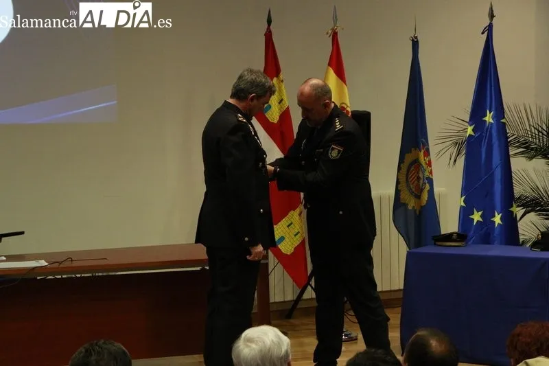 Emotiva reconocimiento para los policías jubilados y honorarios de Salamanca | FOTOS: Raúl Riego 