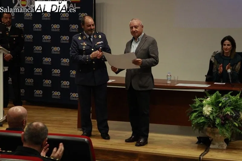 Emotiva reconocimiento para los policías jubilados y honorarios de Salamanca | FOTOS: Raúl Riego 