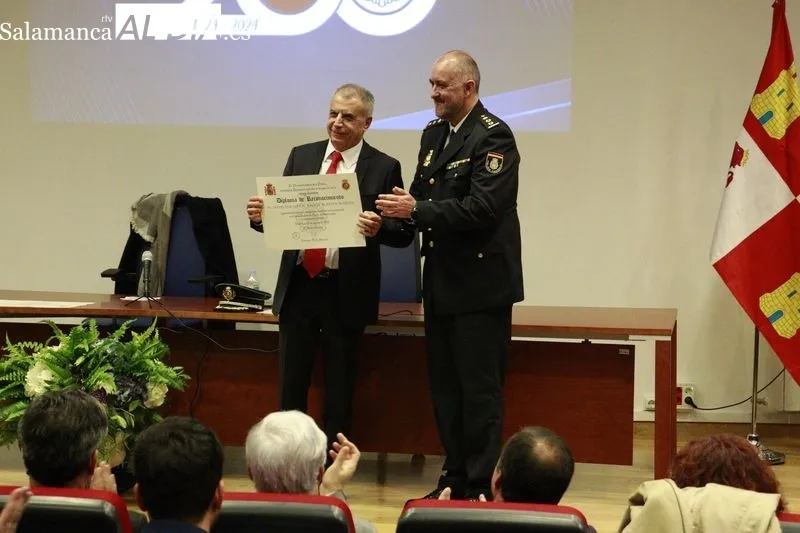 Emotiva reconocimiento para los policías jubilados y honorarios de Salamanca | FOTOS: Raúl Riego 