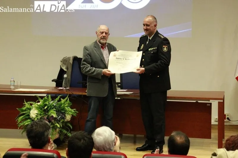 Emotiva reconocimiento para los policías jubilados y honorarios de Salamanca | FOTOS: Raúl Riego 