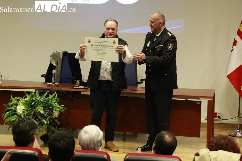 Emotiva reconocimiento para los policías jubilados y honorarios de Salamanca | FOTOS: Raúl Riego 