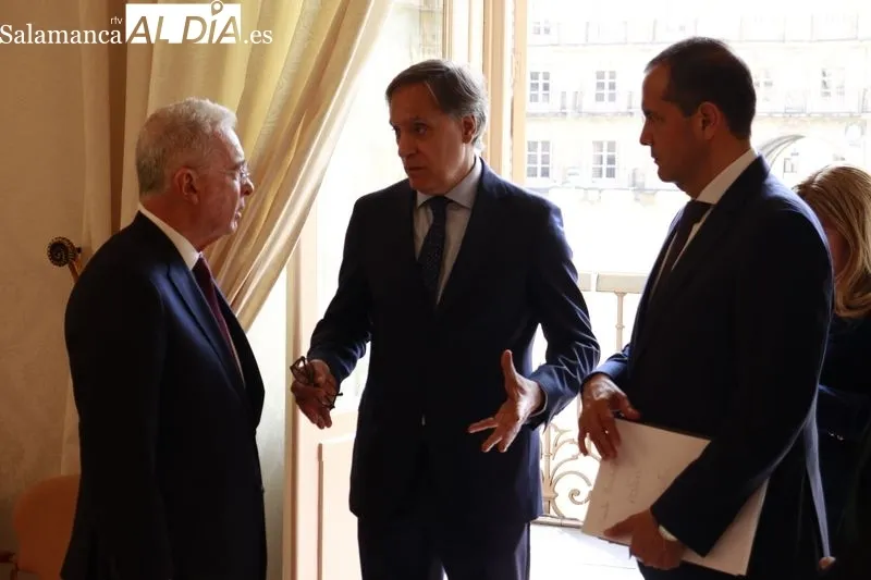 Carbayo recibe al expresidente de Colombia, Álvaro Uribe en el Ayuntamiento  | FOTOS: Raúl González Riego 