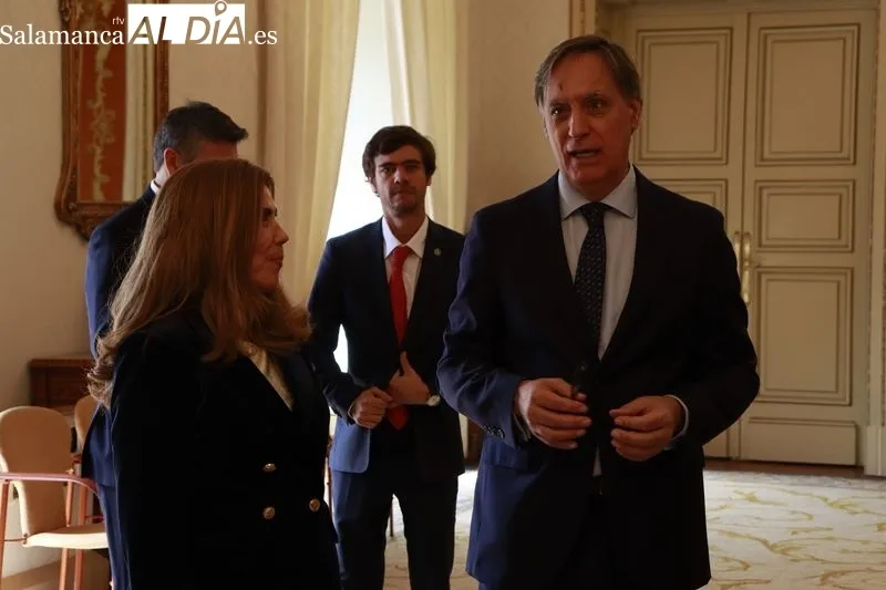 Carbayo recibe al expresidente de Colombia, Álvaro Uribe en el Ayuntamiento  | FOTOS: Raúl González Riego 