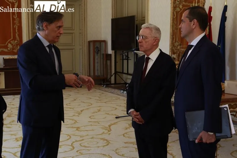 Carbayo recibe al expresidente de Colombia, Álvaro Uribe en el Ayuntamiento  | FOTOS: Raúl González Riego 