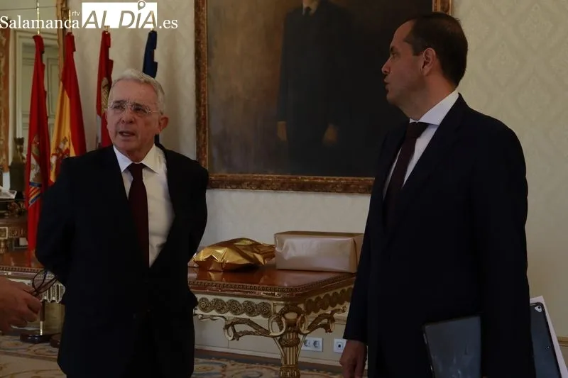 Carbayo recibe al expresidente de Colombia, Álvaro Uribe en el Ayuntamiento  | FOTOS: Raúl González Riego 