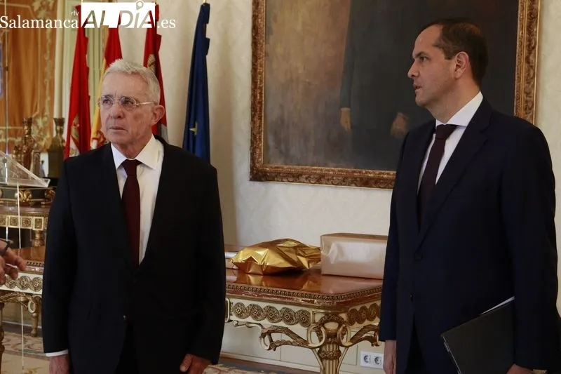 Carbayo recibe al expresidente de Colombia, Álvaro Uribe en el Ayuntamiento  | FOTOS: Raúl González Riego 