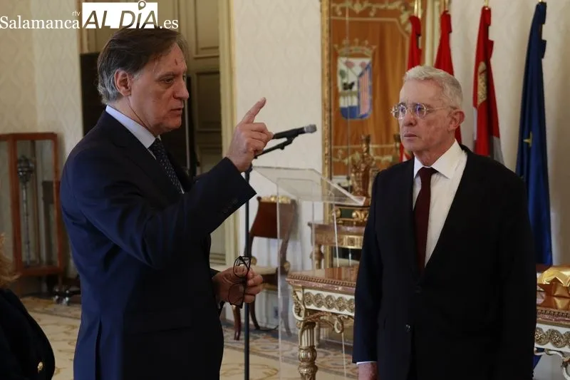 Carbayo recibe al expresidente de Colombia, Álvaro Uribe en el Ayuntamiento  | FOTOS: Raúl González Riego 