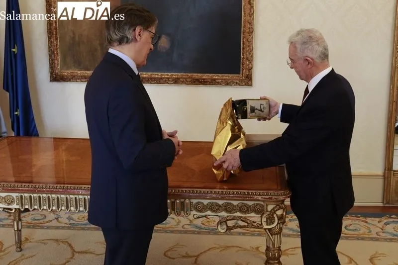 Carbayo recibe al expresidente de Colombia, Álvaro Uribe en el Ayuntamiento  | FOTOS: Raúl González Riego 