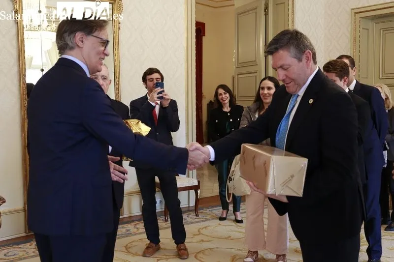 Carbayo recibe al expresidente de Colombia, Álvaro Uribe en el Ayuntamiento  | FOTOS: Raúl González Riego 