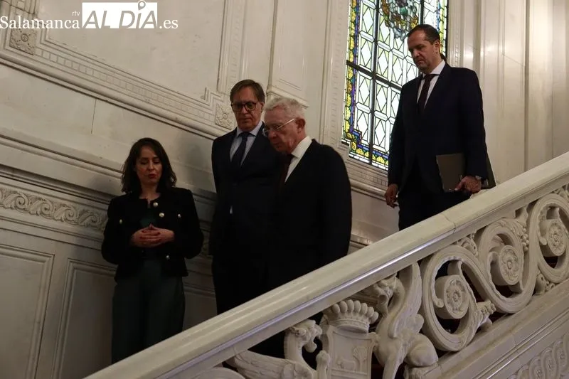 Carbayo recibe al expresidente de Colombia, Álvaro Uribe en el Ayuntamiento  | FOTOS: Raúl González Riego 