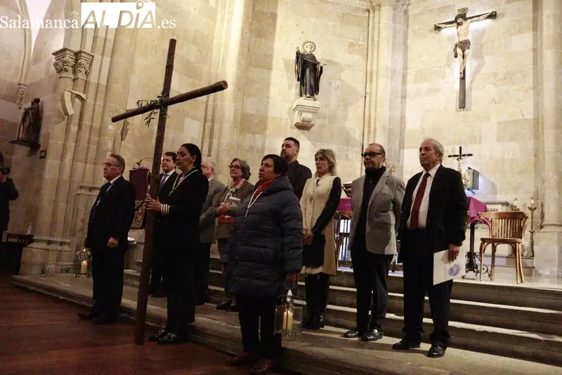 Meditación colectiva sobre las últimas Siete Palabras de Cristo en la Cruz. Fotos: Raúl Riego