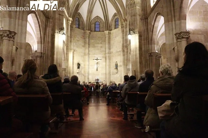 Meditación colectiva sobre las últimas Siete Palabras de Cristo en la Cruz. Fotos: Raúl Riego