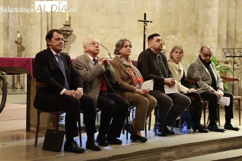 Meditación colectiva sobre las últimas Siete Palabras de Cristo en la Cruz. Fotos: Raúl Riego