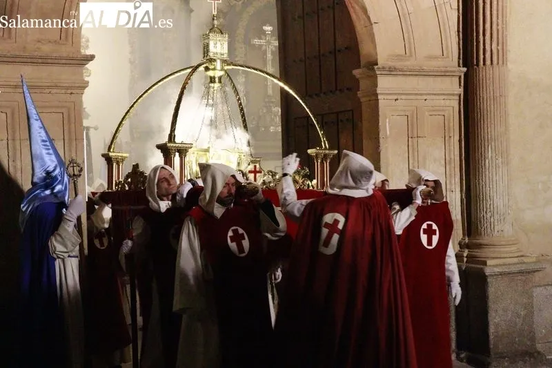 Procesión del Cristo de los Doctrinos, acompañado por la Virgen de la Amargura, de la Cofradía de la Vera Cruz. Fotos: Raúl Riego