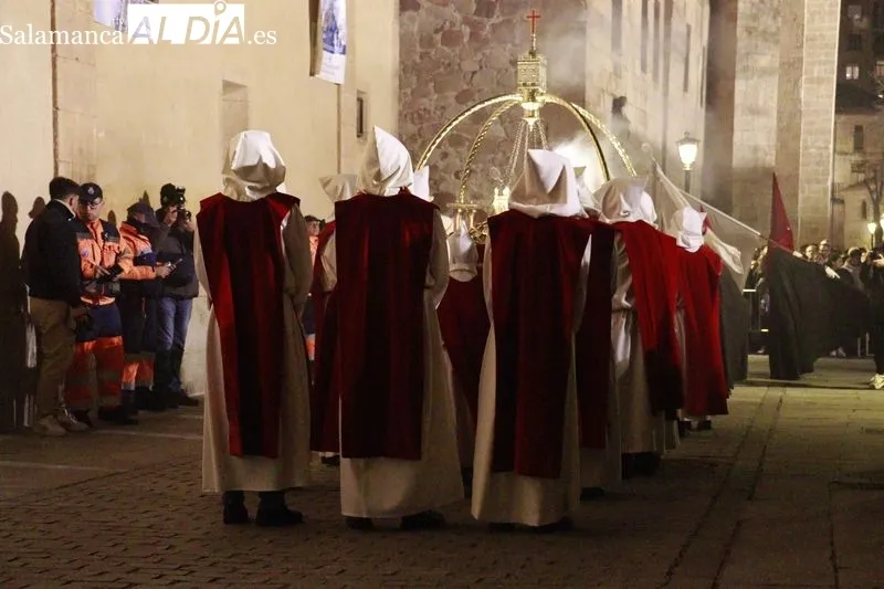 Procesión del Cristo de los Doctrinos, acompañado por la Virgen de la Amargura, de la Cofradía de la Vera Cruz. Fotos: Raúl Riego