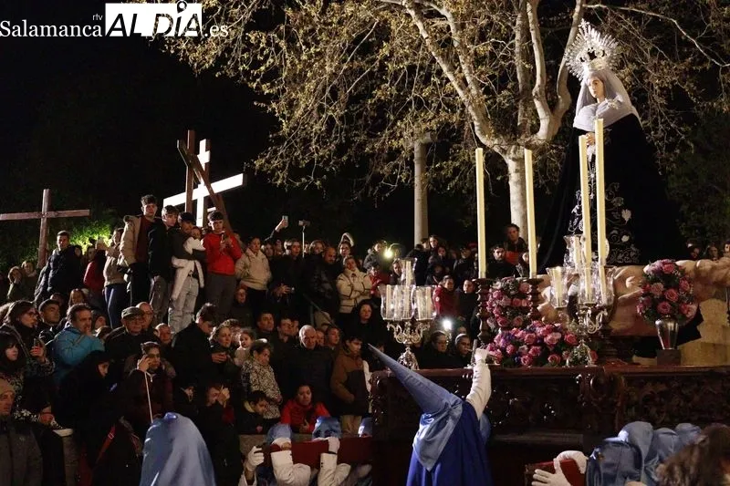 Procesión del Cristo de los Doctrinos, acompañado por la Virgen de la Amargura, de la Cofradía de la Vera Cruz. Fotos: Raúl Riego