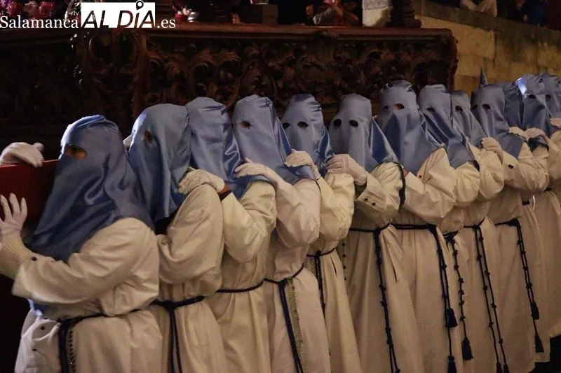 Procesión del Cristo de los Doctrinos, acompañado por la Virgen de la Amargura, de la Cofradía de la Vera Cruz. Fotos: Raúl Riego