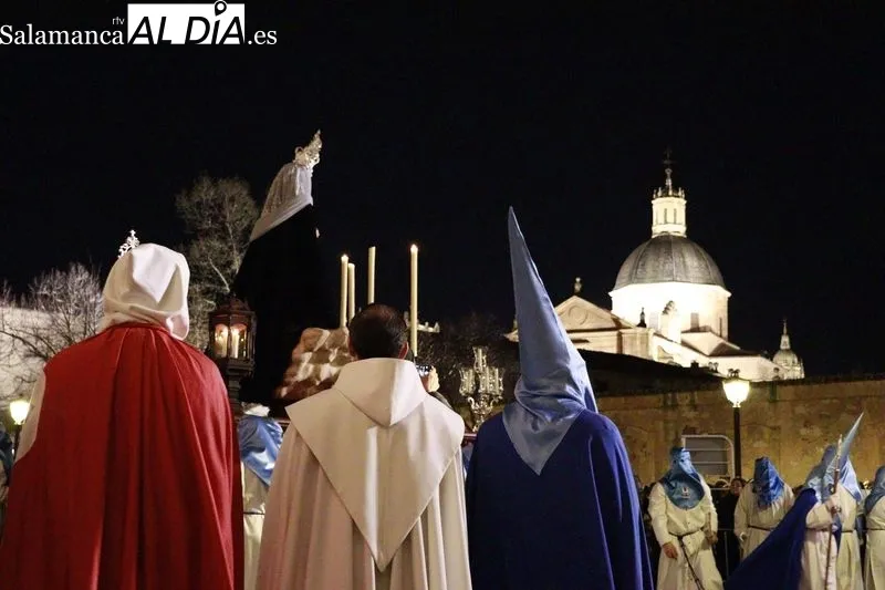 Procesión del Cristo de los Doctrinos, acompañado por la Virgen de la Amargura, de la Cofradía de la Vera Cruz. Fotos: Raúl Riego