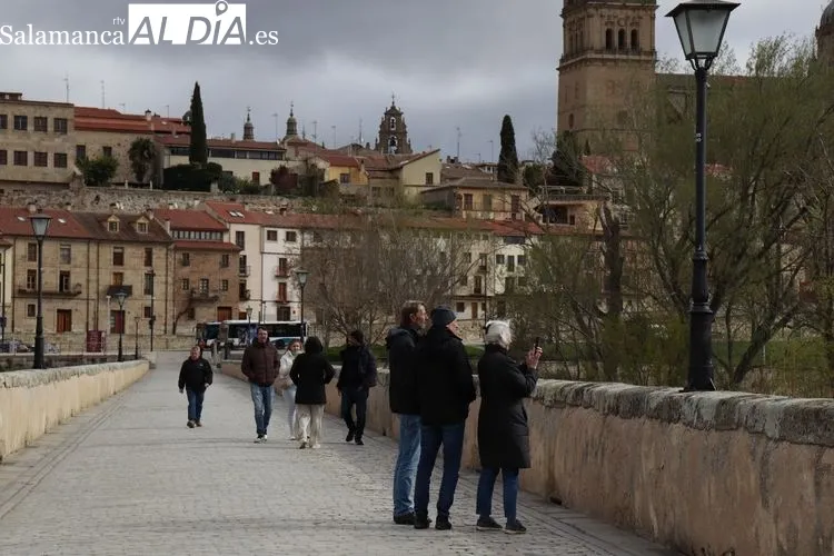 Los turistas disfrutan de Salamanca en estos días de Semana Santa | FOTOS: Raúl González Riego 