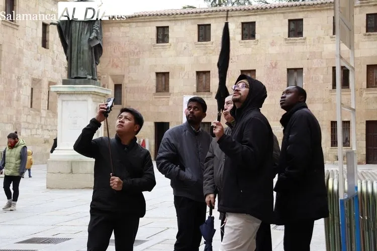 Los turistas disfrutan de Salamanca en estos días de Semana Santa | FOTOS: Raúl González Riego 