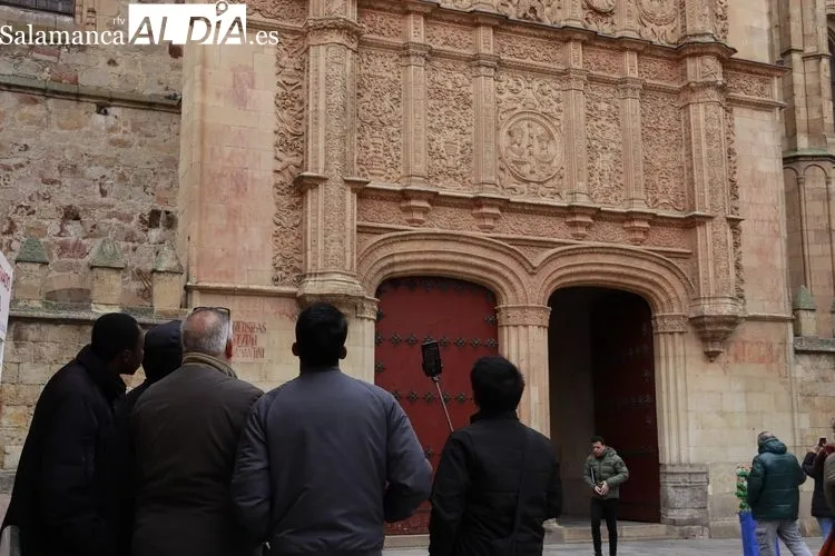 Los turistas disfrutan de Salamanca en estos días de Semana Santa | FOTOS: Raúl González Riego 