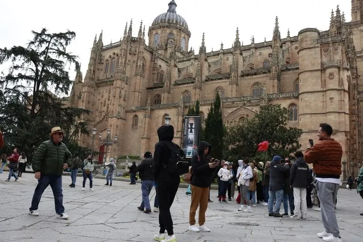 Los turistas disfrutan de Salamanca en estos días de Semana Santa | FOTOS: Raúl González Riego 