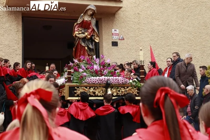 Acto de la Hermandad del Silencio a las puertas de la iglesia de Jesús Obrero. Fotos: Raúl González Riego