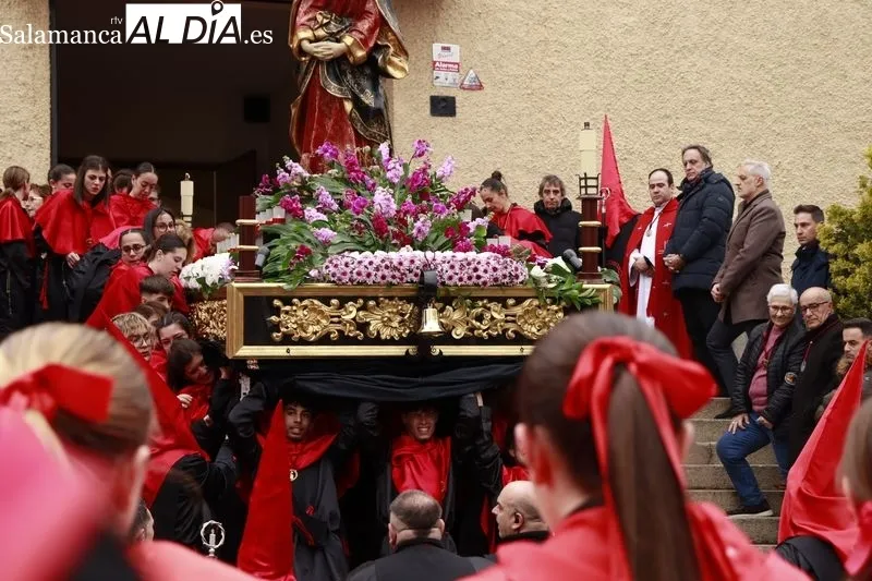 Acto de la Hermandad del Silencio a las puertas de la iglesia de Jesús Obrero. Fotos: Raúl González Riego