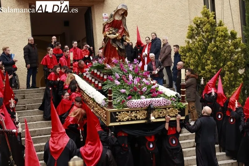 Acto de la Hermandad del Silencio a las puertas de la iglesia de Jesús Obrero. Fotos: Raúl González Riego