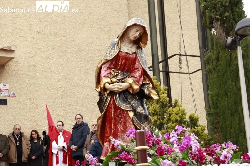 Acto de la Hermandad del Silencio a las puertas de la iglesia de Jesús Obrero. Fotos: Raúl González Riego
