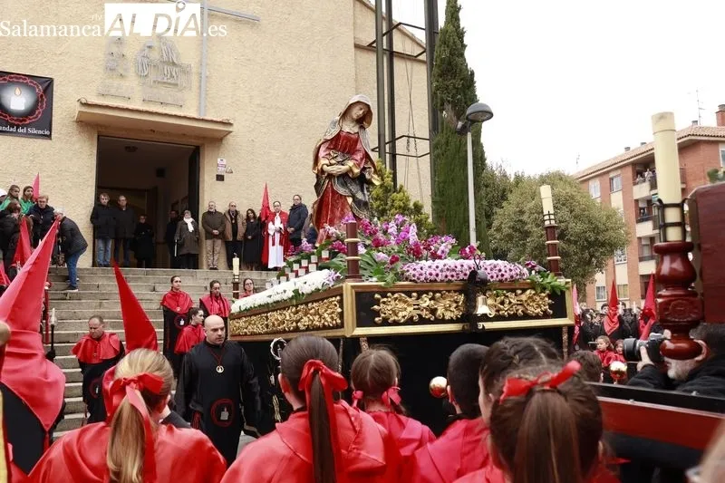 Acto de la Hermandad del Silencio a las puertas de la iglesia de Jesús Obrero. Fotos: Raúl González Riego