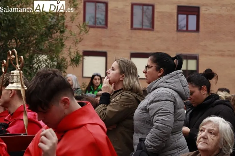 Acto de la Hermandad del Silencio a las puertas de la iglesia de Jesús Obrero. Fotos: Raúl González Riego