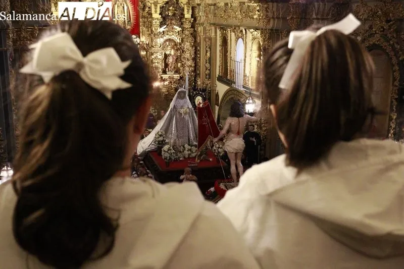 Encuentro de Jesús Resucitado y la Virgen de la Alegría en el interior de la iglesia de la Vera Cruz; y fieles visitando las imágenes. Fotos: Raúl González Riego
