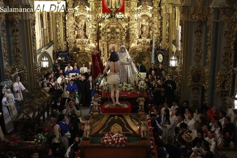Encuentro de Jesús Resucitado y la Virgen de la Alegría en el interior de la iglesia de la Vera Cruz; y fieles visitando las imágenes. Fotos: Raúl González Riego