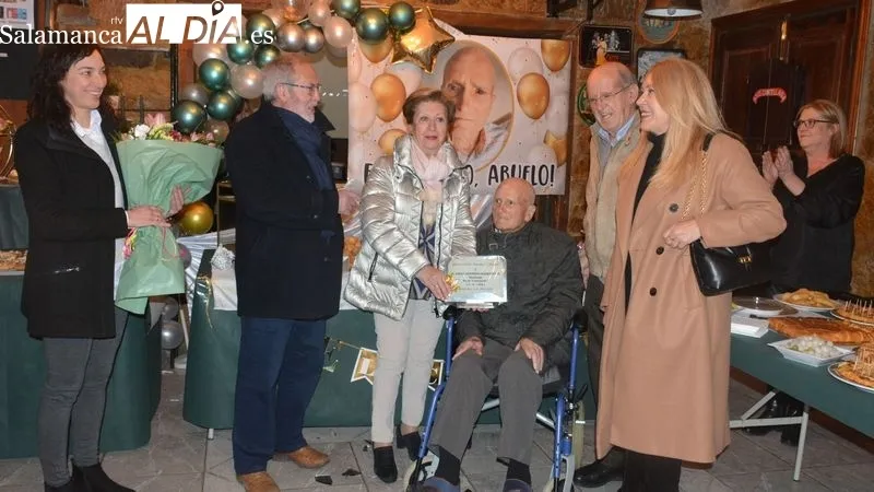 Ángel Herrero ha recibido el cariño de su familia y vecinos en la celebración de su 100 cumpleaños