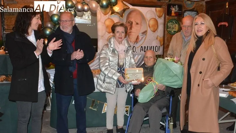 Foto 2 - &Aacute;ngel Herrero Barrientos recibe un emotivo homenaje al cumplir los 100 a&ntilde;os de edad en Lumbrales