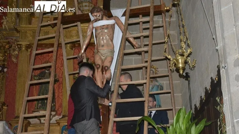 Foto 10 - Lumbrales mantiene el tradicional acto del Descendimiento de la Cruz el Viernes Santo