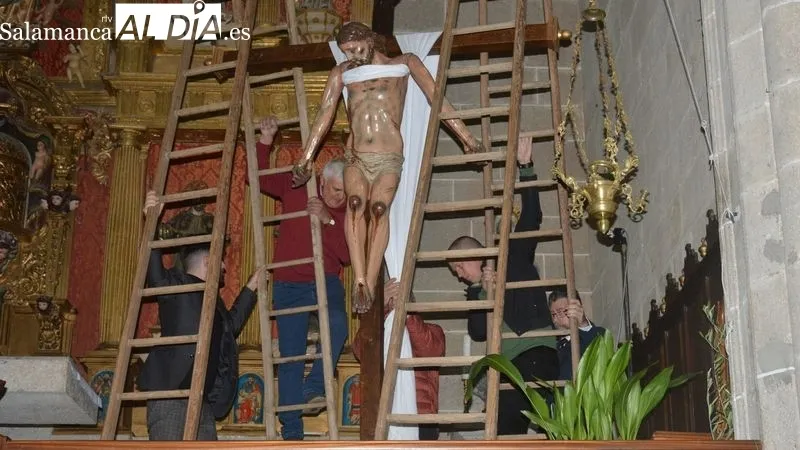 Foto 9 - Lumbrales mantiene el tradicional acto del Descendimiento de la Cruz el Viernes Santo