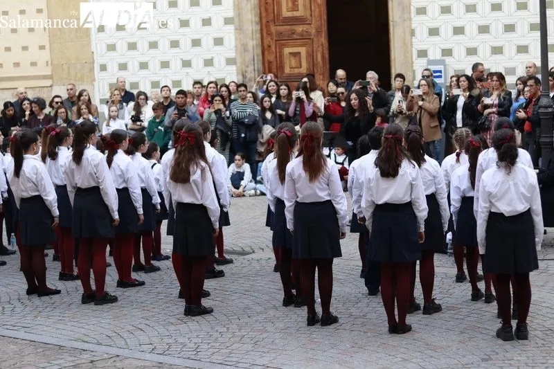 La plaza de San Boal ha acogido el concierto de primavera del Precoro y Coro de Niños Ciudad de Salamanca. Fotos: Raúl Riego