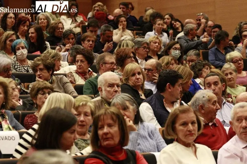 Komo Teatro ha representado en Salamanca 'Aquí va a pasar algo muy gordo'. Fotos: Raúl Riego