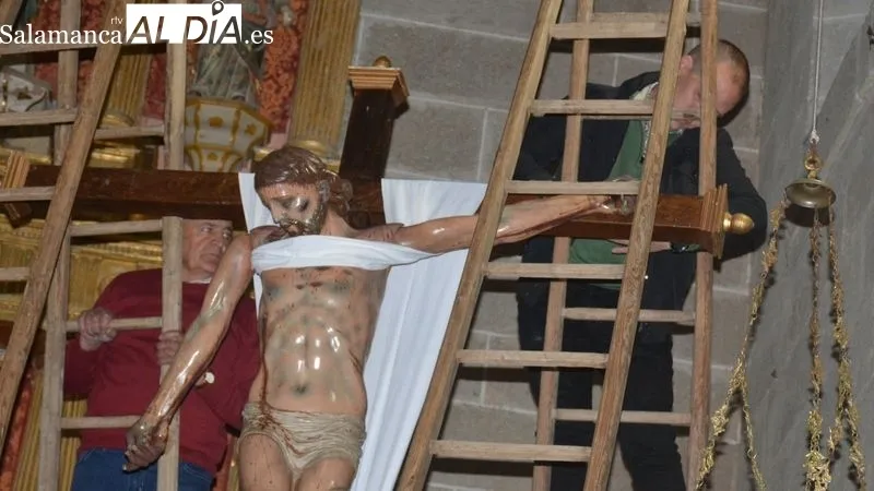 Foto 7 - Lumbrales mantiene el tradicional acto del Descendimiento de la Cruz el Viernes Santo