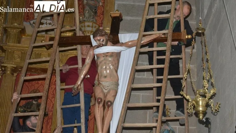 Foto 6 - Lumbrales mantiene el tradicional acto del Descendimiento de la Cruz el Viernes Santo