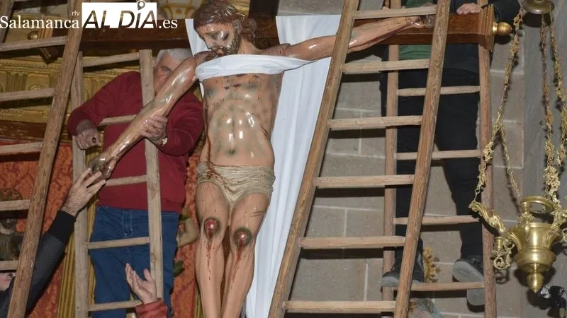 Foto 5 - Lumbrales mantiene el tradicional acto del Descendimiento de la Cruz el Viernes Santo