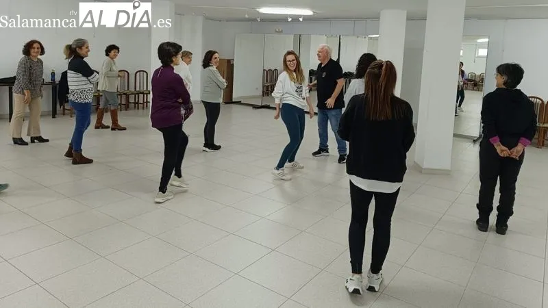 Foto 4 - El Ayuntamiento de Lumbrales promueve un taller de defensa personal para mujeres