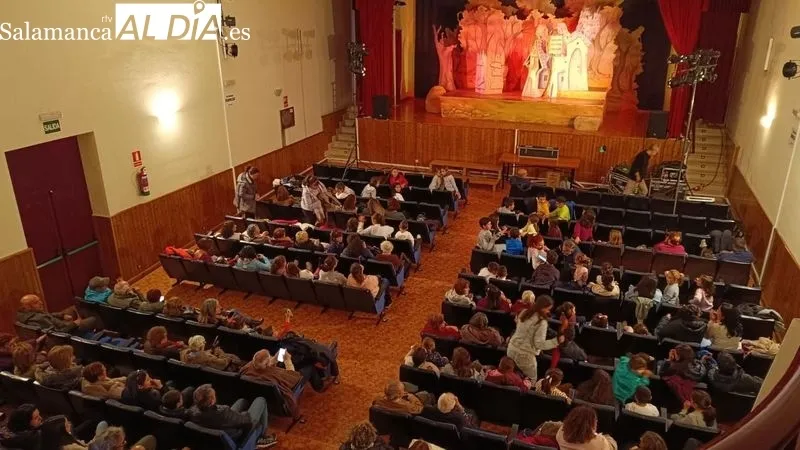 Foto 2 - El fant&aacute;stico mundo de las brujas llena de alegr&iacute;a y diversi&oacute;n el centro cultural de Lumbrales con la actuaci&oacute;n de Mutis Teatro