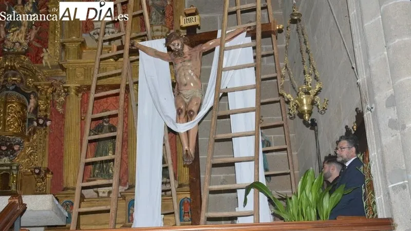 Foto 2 - Lumbrales mantiene el tradicional acto del Descendimiento de la Cruz el Viernes Santo